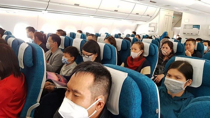 Môi trường trên máy bay thuộc không gian kín và mọi người hầu như ngồi rất gần với nhau, nên việc lây nhiễm chéo là hoàn toàn có khả năng