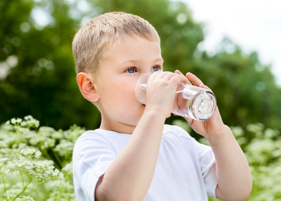  Vì khi cơ thể mất nước có thể làm suy yếu hệ miễn dịch, tăng nguy cơ lây bệnh. 
